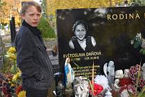Památku zavražděné Květy Daňové přišli v den výročí její smrti uctít na rokycanský hřbitov její nejbližší.