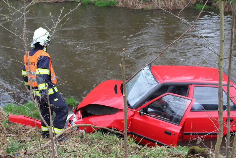 Osobní auto v Kamenném Újezdě po střetu s kamionem skončilo v potoce