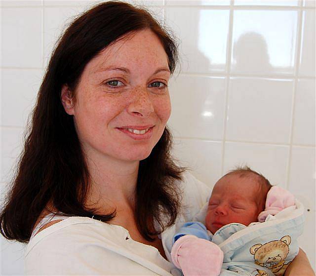 Daniel Dobrev z Oseka se na sále rokycanské porodnice narodil 25. října. Přišel na svět brzy ráno ve 3 hodiny a 45 minut. 