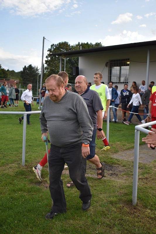 Slavnostní poděkování bývalým reprezentantům TJ Sokol proběhlo v poločasové přestávce zápasu proti Stříbru.