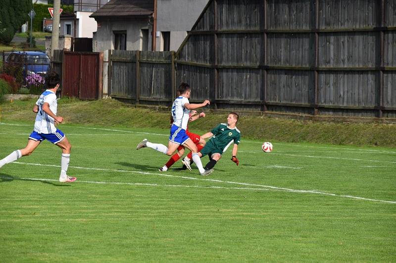 Fotbalisté TJ Sokol Radnice (červení).