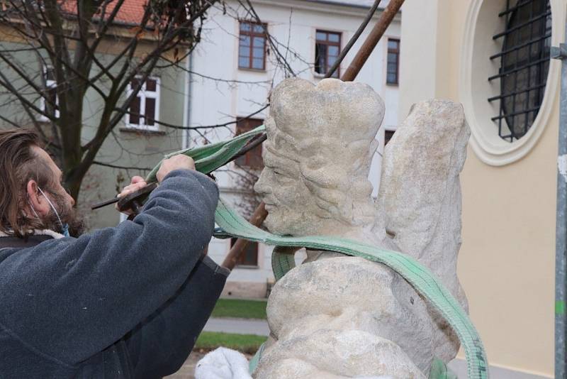 Restaurovaná socha byla usazena do výklenku na opravené fasádě