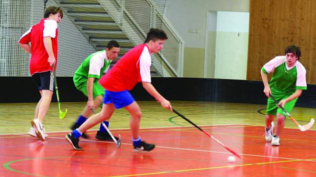 Okresní kolo turnaje ve florbalu. V rokycanské hale gymnázia se včera utkaly týmy ze Střední školy v Jeřabinově ulici a domácí. Zápas skončil 11:4 ve prospěch gymnazistů.