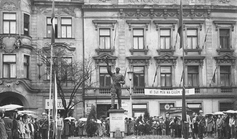 Divíšek - tuto přezdívku vyfasovala od obyvatel Rokycan socha rudoarmějce...