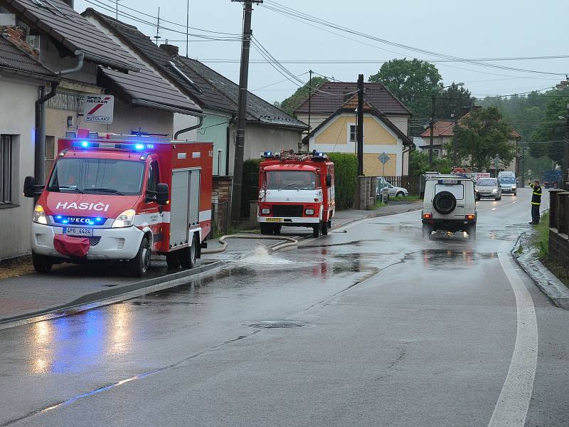 Kamenný Újezd - čerpání vody ze zatopeného sklepa