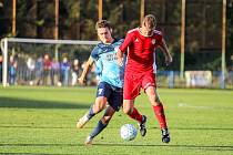 Fotbalisté TJ Sokol Radnice (na snímku fotbalisté v červených dresech) zakončili podzimní část v krajském přeboru na pátém místě.