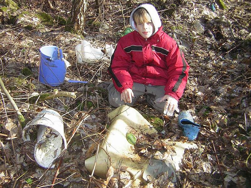 Součástí akce bylo také zbavování lesa nepořádku doneseného tam lidmi. S uklízením odpadu se potýkal i Antonín Hatianek.