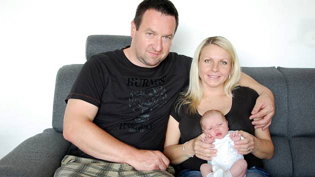 ANETA BASÁKOVÁ. Dne 18. června se v 11.05 narodila v rokycanské porodnici krásná a zdravá holčička. Jmenuje se Aneta Basáková. Její porodní váha byla 3300 g a míra 48 cm. Manželé Martina a Jan věděli dopředu, že se jim narodí holčička.