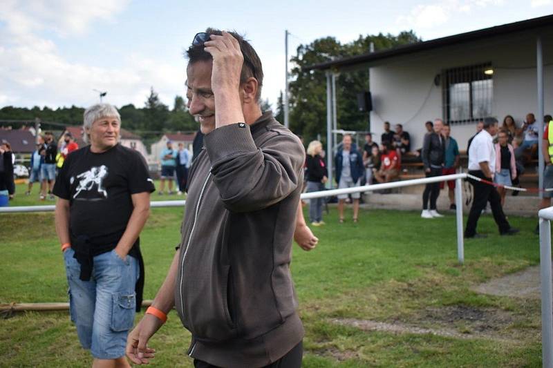 Slavnostní poděkování bývalým reprezentantům TJ Sokol proběhlo v poločasové přestávce zápasu proti Stříbru.