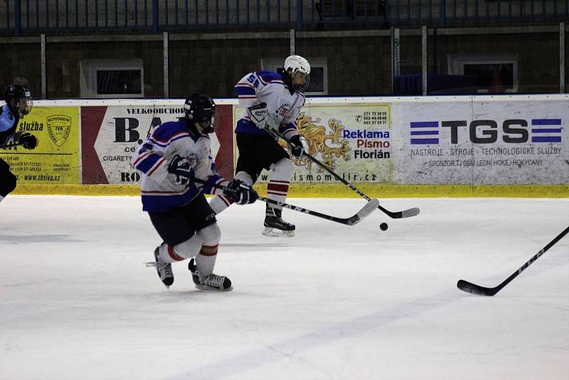 Hokejoví dorostenci HC Rokycany (v bílých dresech při vítězném utkání s Litvínovem B v poměru 4:2) se rozjedou v neděli do Karlových Varů za rezervou Energie.