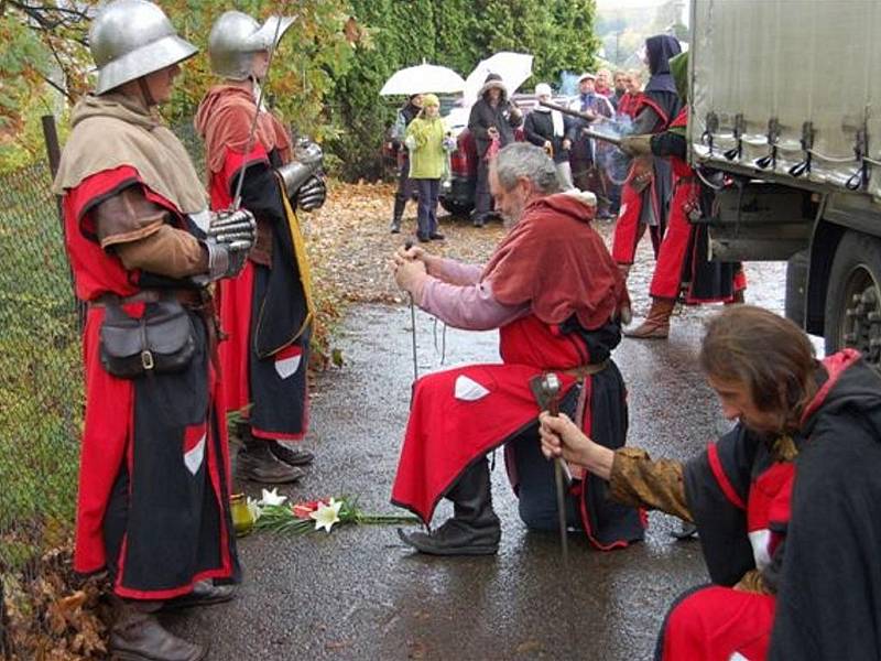 Uctění památky šermíře Slavíka v Holoubkově.