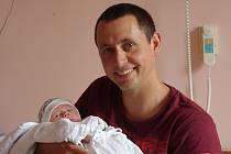 Matěj Mikuta se narodil 4. srpna v 8:48 mamince Lucii a tatínkovi Tomášovi z Nýřan. Po příchodu na svět ve Fakultní nemocnici v Plzni na Lochotíně vážil prvorozený synek 3530 gramů a měřil 50 centimetrů.