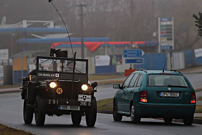 Na sever Rokycanska zamířila kolona strojů z Plzně.