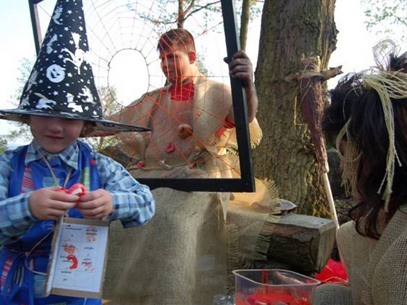 Desítky čarodějnic se ve čtvrtečním podvečeru slétly ke zřícenině Kamýku