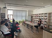 Beseda ve školní knihovně Gymnázia a Střední odborné školy Rokycany s Jiřím Padevětem.