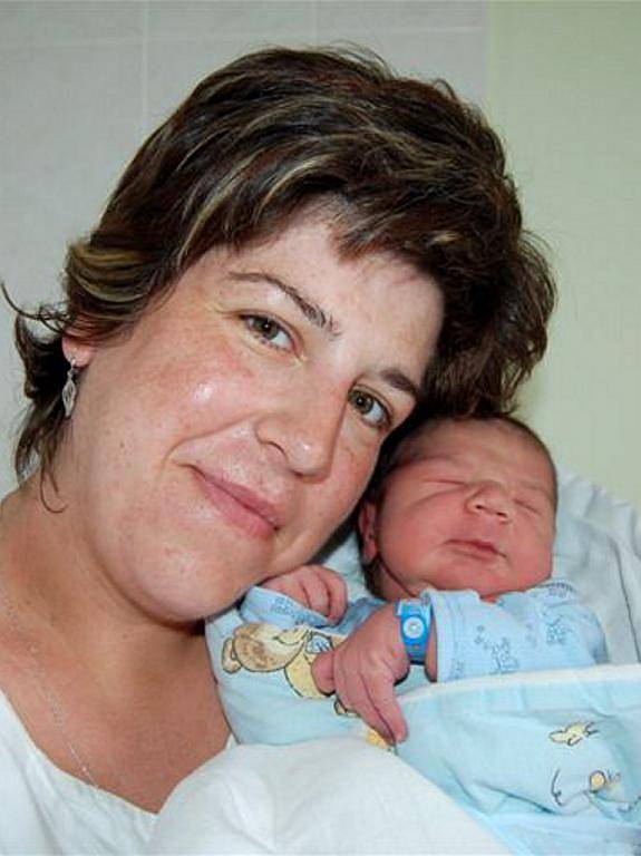 Jakub LENDEL z Mýta si poprvé zakřičel na sále rokycanské porodnice 8. dubna v 15 hodin a 47 minut. Maminka Renata i její manžel Petr, který byl u porodu přítomen, věděli dopředu, že jejich druhé dítě bude chlapec. 