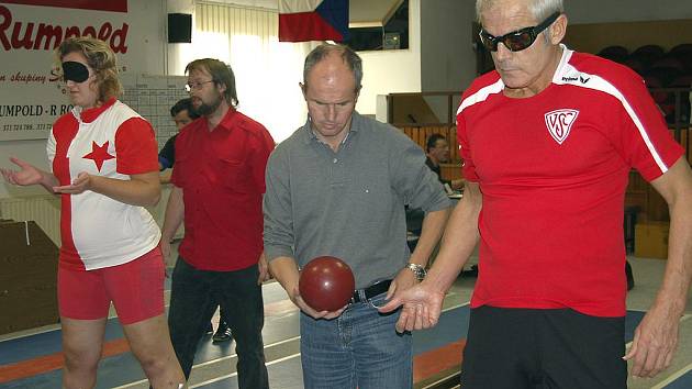 Dva dny patřila čtyřdráha SKK Rokycany handicapovaným sportovcům. Mezinárodní turnaj zrakově postižených o putovní pohár města se týkal reprezentantů čtyř zemí. Byli mezi nimi Ernst Wurnig z Vídně(vpravo) a Kamila Vlasáková.