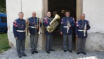 Protože za nástroji bylo vynikající muzikanty Hudby Hradní stráže hůře vidět, zapózovali znova před kostelem. Na snímku jsou Josef Trnka, Zdeněk Thuma, Rostislav Pavlík, Petr Cibulka a František Svejkovský.