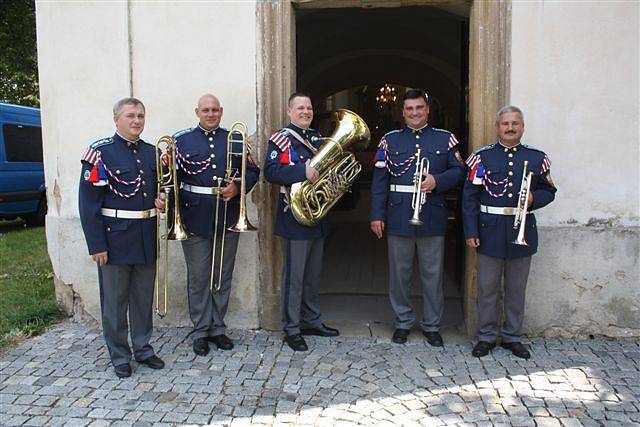 Protože za nástroji bylo vynikající muzikanty Hudby Hradní stráže hůře vidět, zapózovali znova před kostelem. Na snímku jsou Josef Trnka, Zdeněk Thuma, Rostislav Pavlík, Petr Cibulka a František Svejkovský.