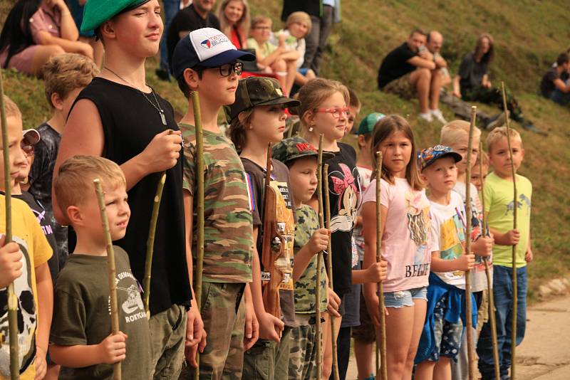 Při loučení se sezonou v Muzeu na demarkační linii si přišli na své i ti nejmenší. Absolvovali bleskový výcvik, aby o chvíli později pochodovali s příslušníky prvorepublikové armády k ochraně tehdejších československých hranic.