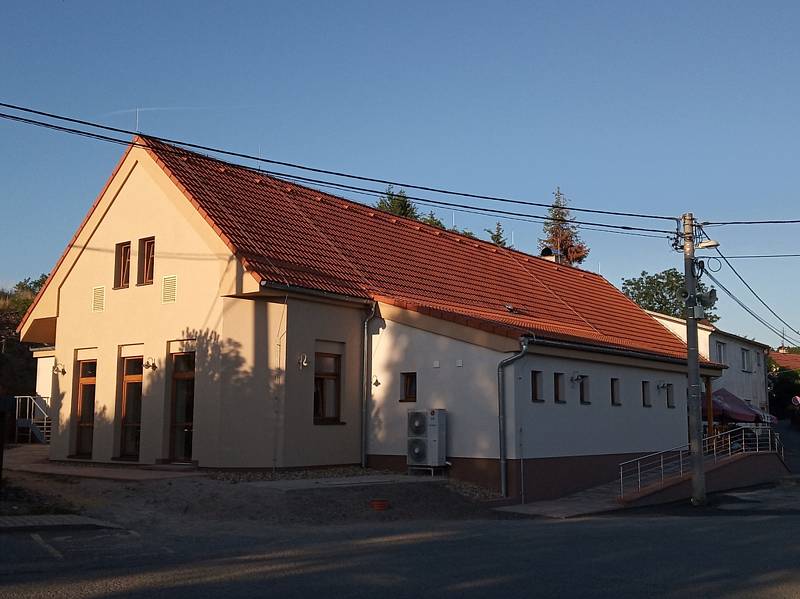 Slavnostně otevřený opravený kulturní sál v Přívěticích
