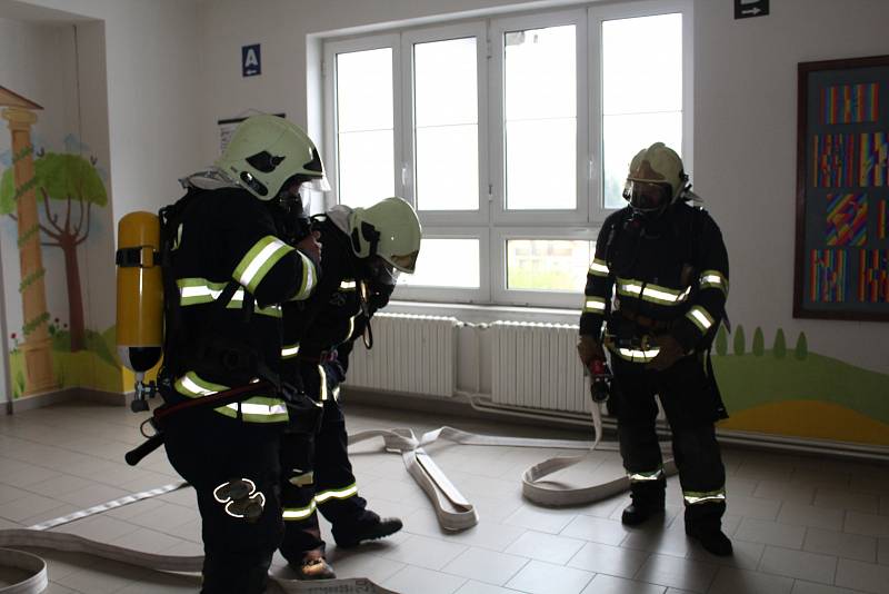 Budova byla evakuovaná. Hasiči následně prohlédli budovu a vyvedli několik studentů, kteří byli ve škole uvěznění. Pomocí plošiny pak profesionálové zachránili z učebny učitelku.