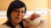 JIŘINA LANGEOVÁ z Tymákova se narodila na sále rokycanské porodnice 18. října, osm minut po osmé večer. Maminka Jiřina a tatínek Daniel znali pohlaví miminka dopředu. Doma se na sestřičku těší i jedenáctiletý Dominik. Jiřinka vážila 2730 g, měřila 45 cm.