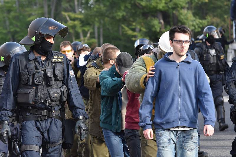 Zatčení demonstranti.