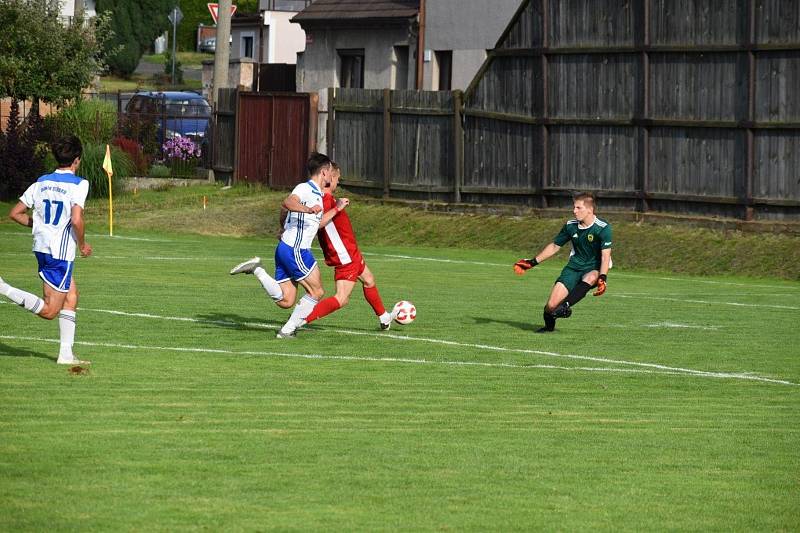 Fotbalisté TJ Sokol Radnice (červení).