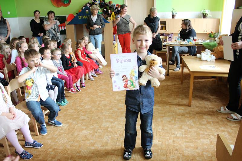 Osmatřicet dětí ze šesti mateřských škol se utkalo v rámci Rokycanského slavíčka, pěvecké soutěže pořádané MŠ U Saské brány v Rokycanech.