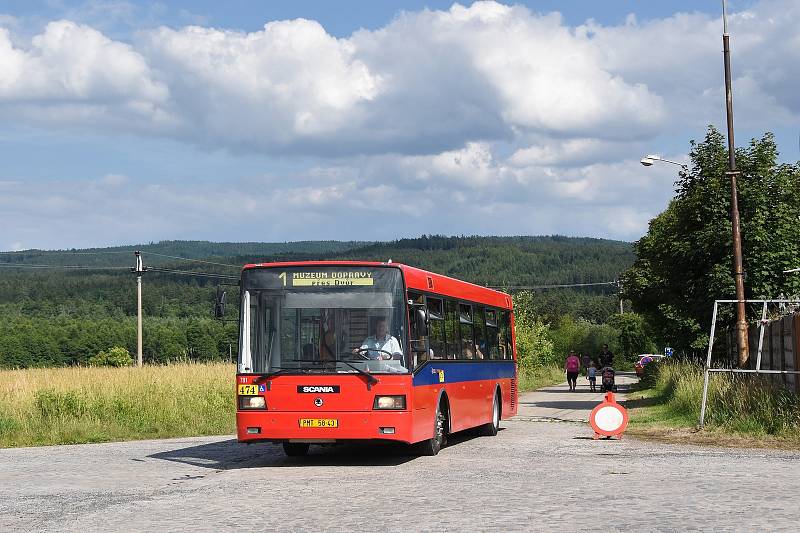 Dva autobusy Škoda Ab21, vyrobené před 25 lety v Ostrově nad Ohří, jsou součástí Muzea dopravy ve Strašicích. Půjčili si je norští filmaři a oblékli je do barev hromadného přepravce v Oslu.