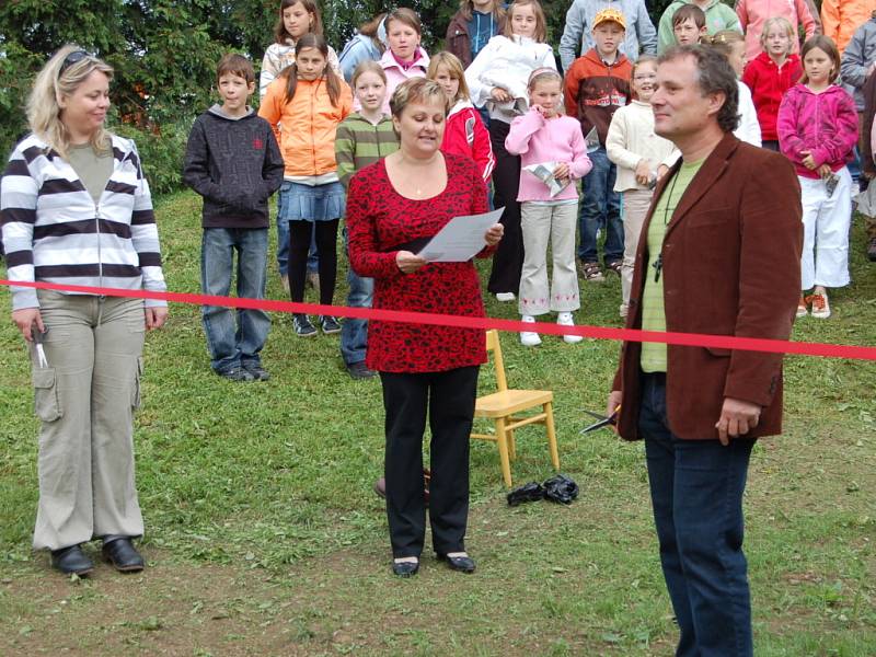 Páteční dopoledne bylo významné pro kluky a děvčata z voldušské základní školy i mateřinky. Otevírali zahradu s několika prvky.