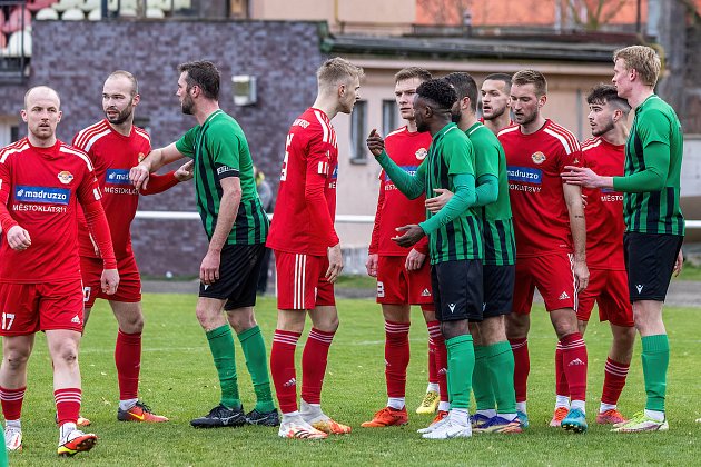 Fotbalisté FC Rokycany (na archivním snímku hráči v zelených dresech) hrají v sobotu od 15.30 hodin v Klatovech (červené dresy).