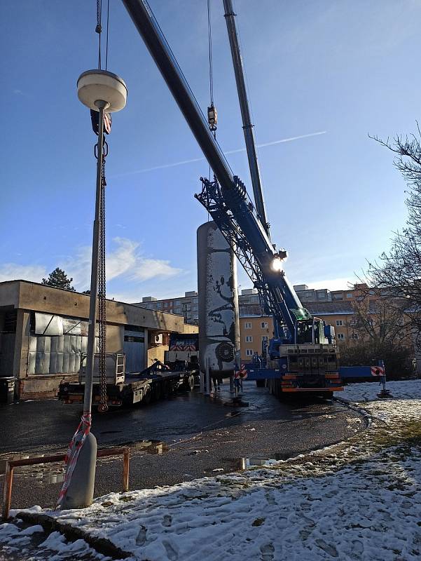 V sídlišti kolem ulice Na Pátku mají nyní sólo montéři.