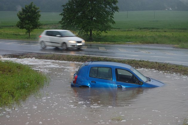 Auto u Vojenského muzea v Rokycanech