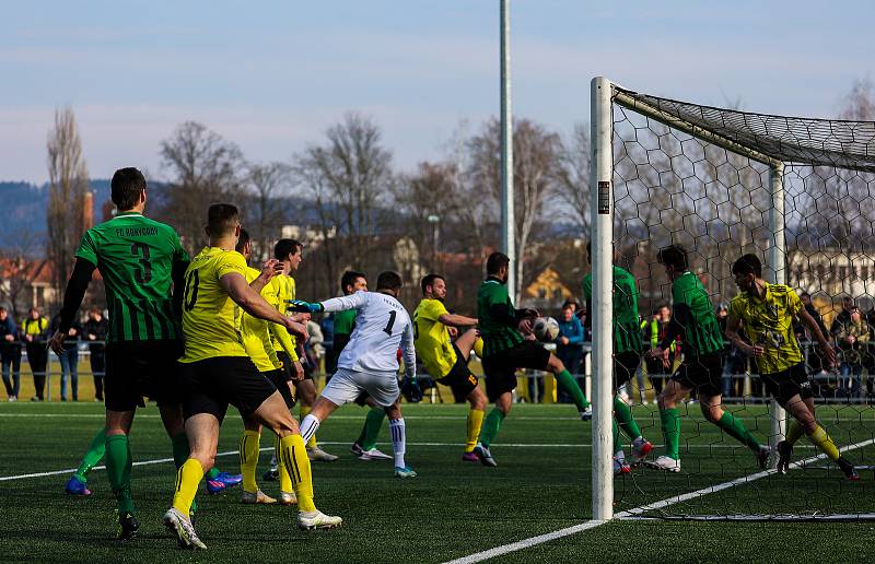 Fotbalisté divizního FC Rokycany (na archivním snímku hráči v zelených dresech) prohráli své přípravné utkání na novou sezonu. S Kladnem padli 2:4.