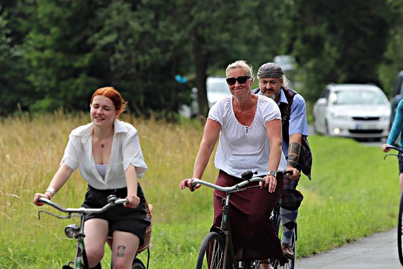 Sraz příznivců a majitelů historických bicyklů se konal v obci u Rokycan