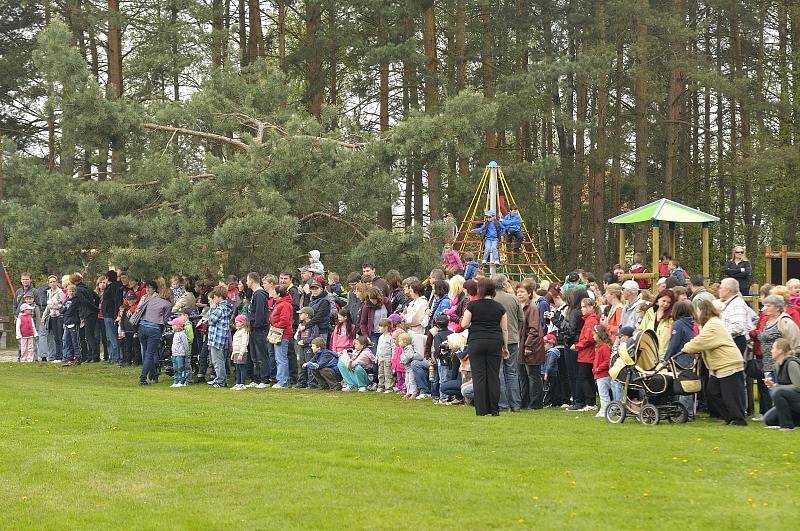 Otevření dětského hřiště Karlem Gottem v Újezdu u Svatého Kříže