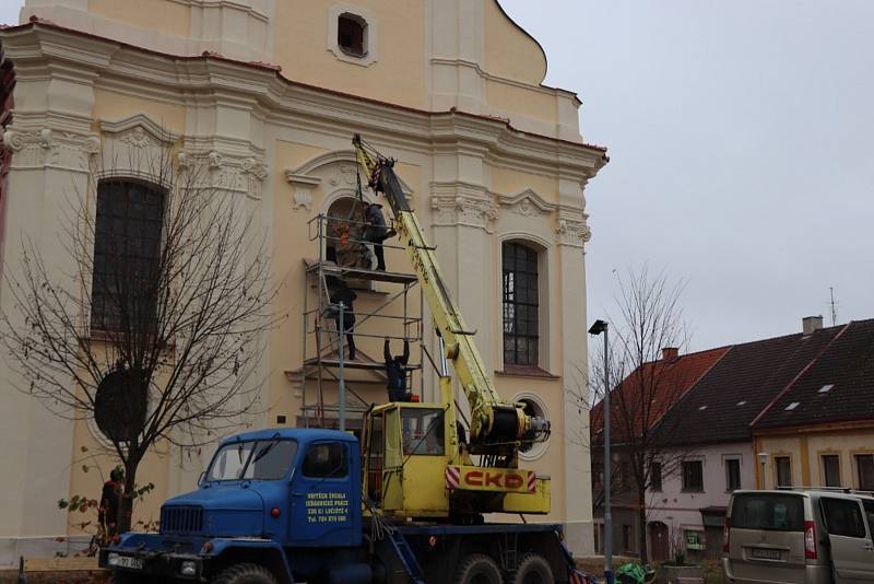 Restaurovaná socha byla usazena do výklenku na opravené fasádě