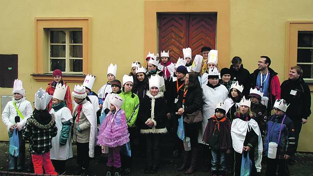 Také Radnicemi prošli tříkráloví koledníci. Dohromady se ve městě vybírání příspěvků pro potřebné věnovala čtyřicítka koledníků. Část z nich je na snímku zachycená před místní farou.