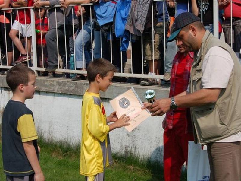 Žáčci kopali na počest radisty  Potůčka–Tolara v Břasích