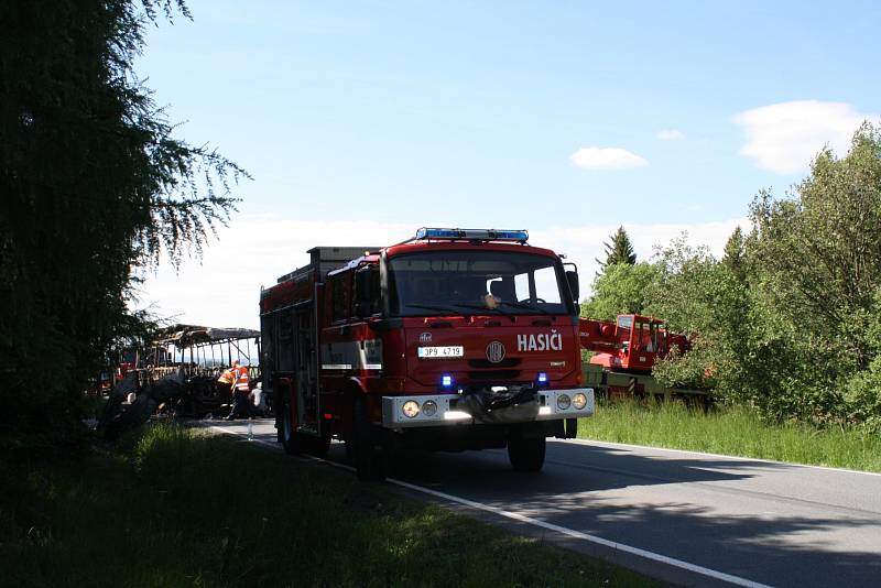 Zásah hasičských jednotek u hořícího autobusu u Borovna (3. června 2015)