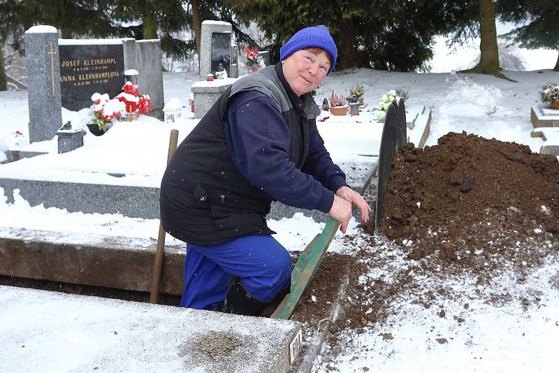 Milan Kučera s manželkou Janou se hrobnickému řemeslu věnují už více než třicet let. Vykopání nebo prohloubení hrobu teď v zimních měsících je náročnější kvůli promrzlé půdě nebo přimrzlé krycí kamenné desce, která hrobová místa zakrývá.