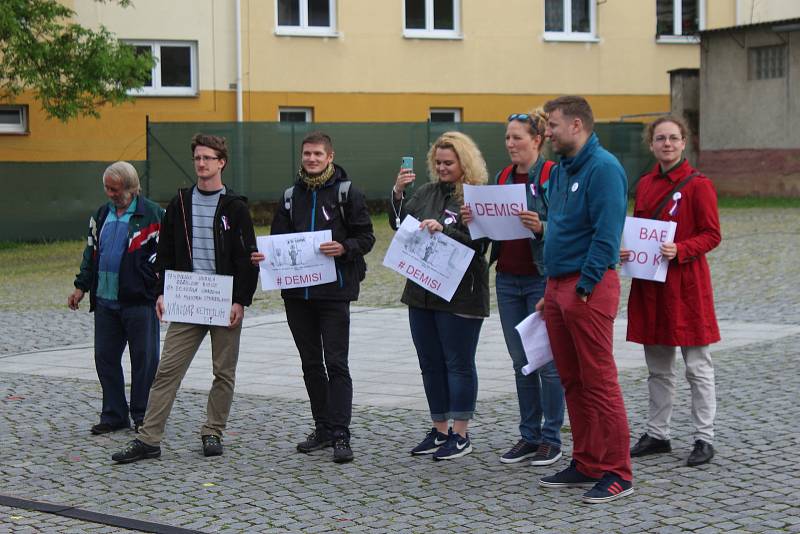 Úterní protest se odehrával v proluce Masarykova náměstí. Promlouvali zde domácí i hosté