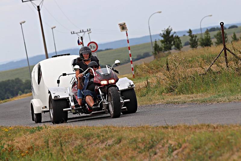 Auta a motocykly z let 1948 až 1989 obdivovali fanoušci v Břasích, Svaťáku či Liblíně.