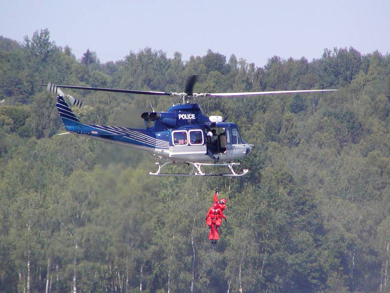 Policejní vrtulník nacvičoval s hasiči záchranu lidí na vodě.