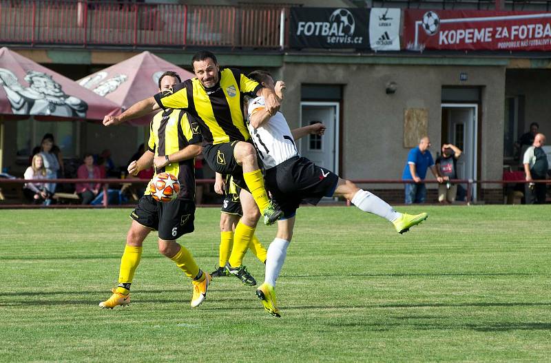 Hrádečtí fotbalisté (v bílém při podzimním mistrovském utkání se Skomelnem) se mohou pyšnit podporou fanoušků. Vyhráli okresní kolo ankety Deníku o nejpopulárnější klubu Rokycanska a postupují s Břasy do regionálního finále.