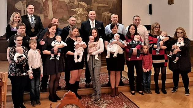 Březnového vítání nedávno narozených dětí se ujal starosta Tomáš Rada