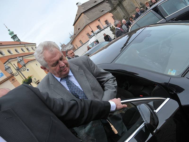 Miloš Zeman nastupuje do vozu.