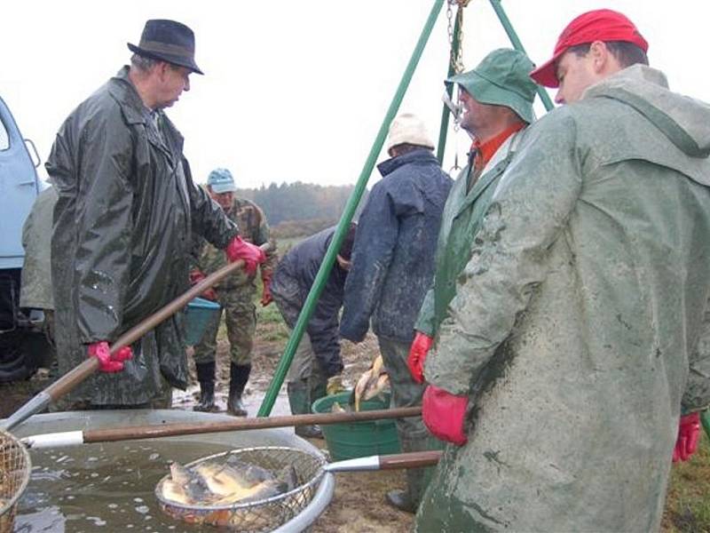 Rybník Bláža na okraji Příkosic byl v sobotu dopoledne dějištěm výlovu. 